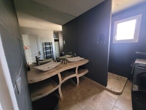 Een douche, een haardroger, handdoeken, zeep