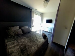 Een strijkplank/strijkijzer, wifi, beddengoed