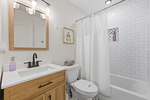 Shower, hair dryer, towels - Toes in the Sand Retreat II (Jacksonville Beach)