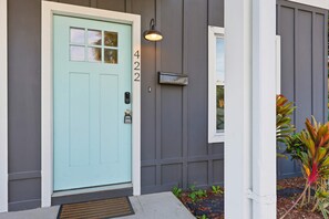 A teal front door with a mailbox and a number '422' on the wall. - Toes in the Sand Retreat II (Jacksonville Beach)