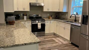 Microondas, horno, placa de cocina y lavavajillas