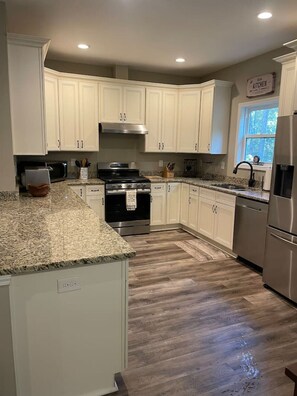 Microwave, oven, stovetop, dishwasher - The Dry Hollow Getaway (Dahlonega)