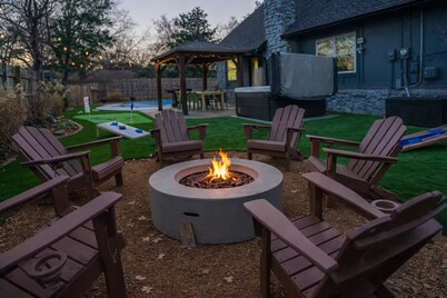 Marion Haus: Pool, Hot Tub & Game Room Fun!