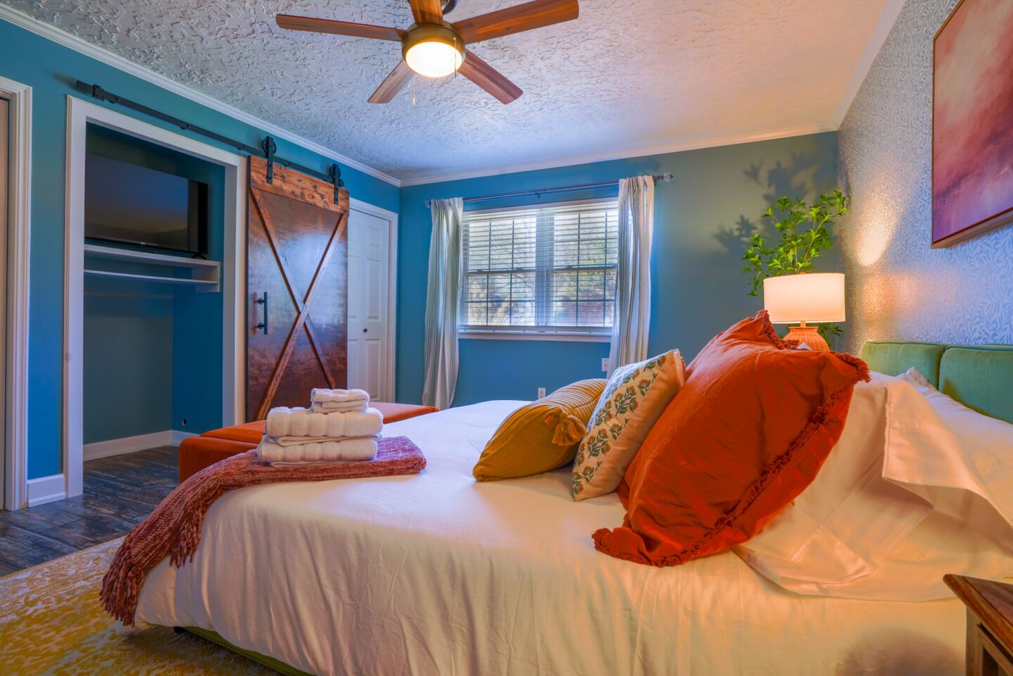 3 bedrooms, iron/ironing board, WiFi, bed sheets