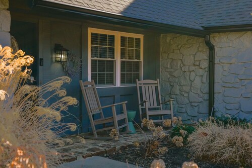 Marion Haus: Pool, Hot Tub & Game Room Fun!