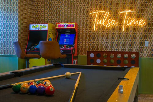 Marion Haus: Pool, Hot Tub & Game Room Fun!