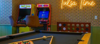 Marion Haus: Pool, Hot Tub & Game Room Fun!