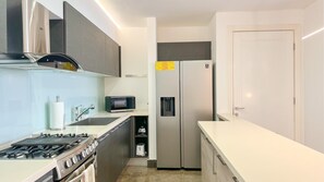 Microwave, oven, stovetop, coffee/tea maker - Amazing experience with ocean views on Balboa Ave (Panamá)