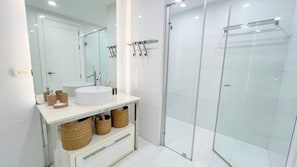 Shower, hair dryer, towels, soap - Amazing experience with ocean views on Balboa Ave (Panamá)
