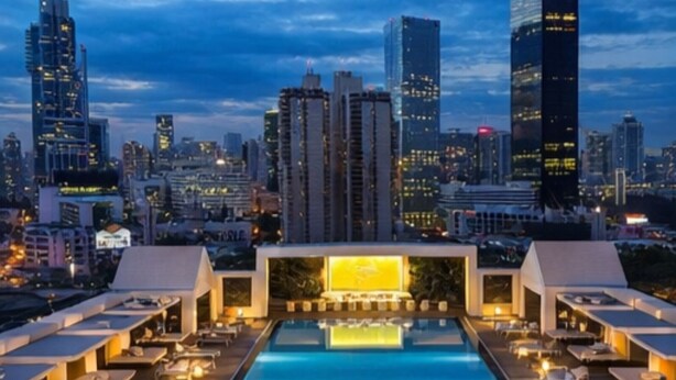 A rooftop pool area with lounge chairs and a city skyline view. - Amazing experience with ocean views on Balboa Ave (Panamá)