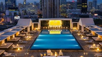 Una piscina al aire libre