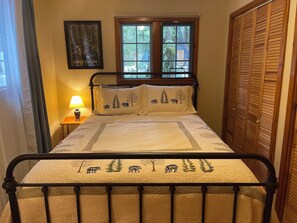 2 bedrooms, free WiFi, bed sheets - Mt Hood Hot Tub Haven, Wifi, 2BR/1BA, Full Kitchen (Rhododendron)