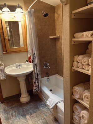 Hair dryer, towels, soap, shampoo - Mt Hood Hot Tub Haven, Wifi, 2BR/1BA, Full Kitchen (Rhododendron)