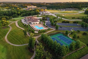 Exterior - 4 Ensuites, Championship Golf, Pool, Hottub, 30ft Patio with Outdoor Dining. (Branson)