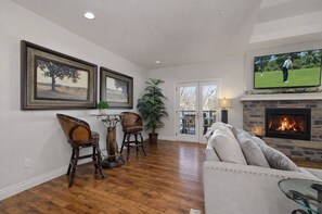 Smart TV, fireplace - 4 Ensuites, Championship Golf, Pool, Hottub, 30ft Patio with Outdoor Dining. (Branson)