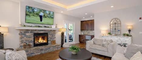 Televisión y chimenea