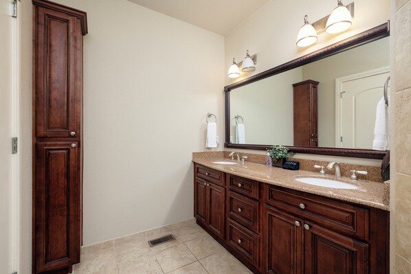 A bathroom with two sinks, a large mirror, and wooden cabinetry. - 4 Ensuites, Championship Golf, Pool, Hottub, 30ft Patio with Outdoor Dining. (Branson)
