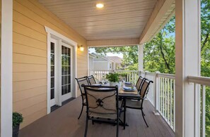 Outdoor dining - 4 Ensuites, Championship Golf, Pool, Hottub, 30ft Patio with Outdoor Dining. (Branson)