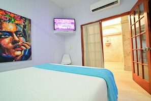 Iron/ironing board, WiFi, bed sheets - 5 Bedroom Cartagena Walled City with Jacuzzi (Cartagena de Indias)