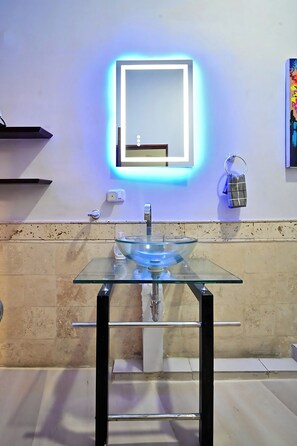 A modern bathroom with a glass sink, a wall-mounted mirror, and a towel rack. - Walled City 5BR Colonial Home, Private Jacuzzi, 2 Balconies, Sleeps 12 (Cartagena de Indias)