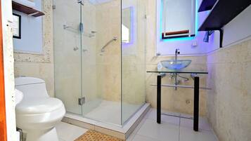 Secadora de cabello, toallas, jabón, papel de baño