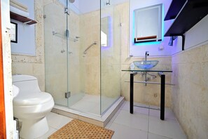 Hair dryer, towels, soap, toilet paper - 5 Bedroom Cartagena Walled City with Jacuzzi (Cartagena de Indias)