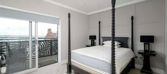 Edinburgh | Spacious 4BR Home | 4 Baths | Free Parking | Family & Group Friendly