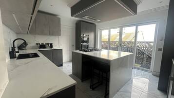 Micro-ondes, four, plaque de cuisson, lave-vaisselle