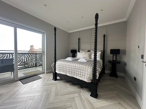 Luxury Waterfront Retreat for Groups