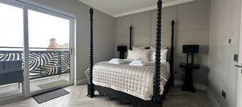 Luxury Waterfront Retreat for Groups