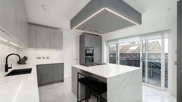 Mikrowelle, Ofen, Herdplatte, Geschirrspüler