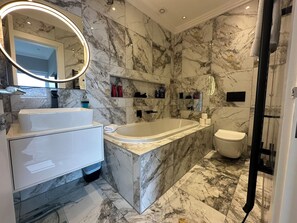 Shower, hair dryer, towels, soap - Luxury Waterfront Retreat for Groups (Edinburgh)