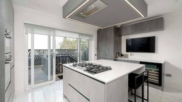 Mikroaaltouuni, uuni, liesi, astianpesukone