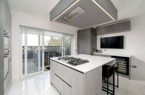 Mikroaaltouuni, uuni, liesi, astianpesukone