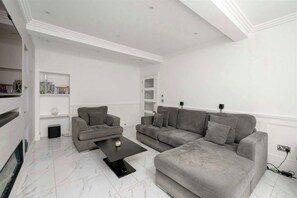 TV, fireplace - 3 Storey House in Edinburgh with Sea View (Edinburgh)