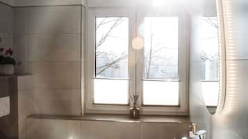 Dusche, Haartrockner, Handtücher, Seife