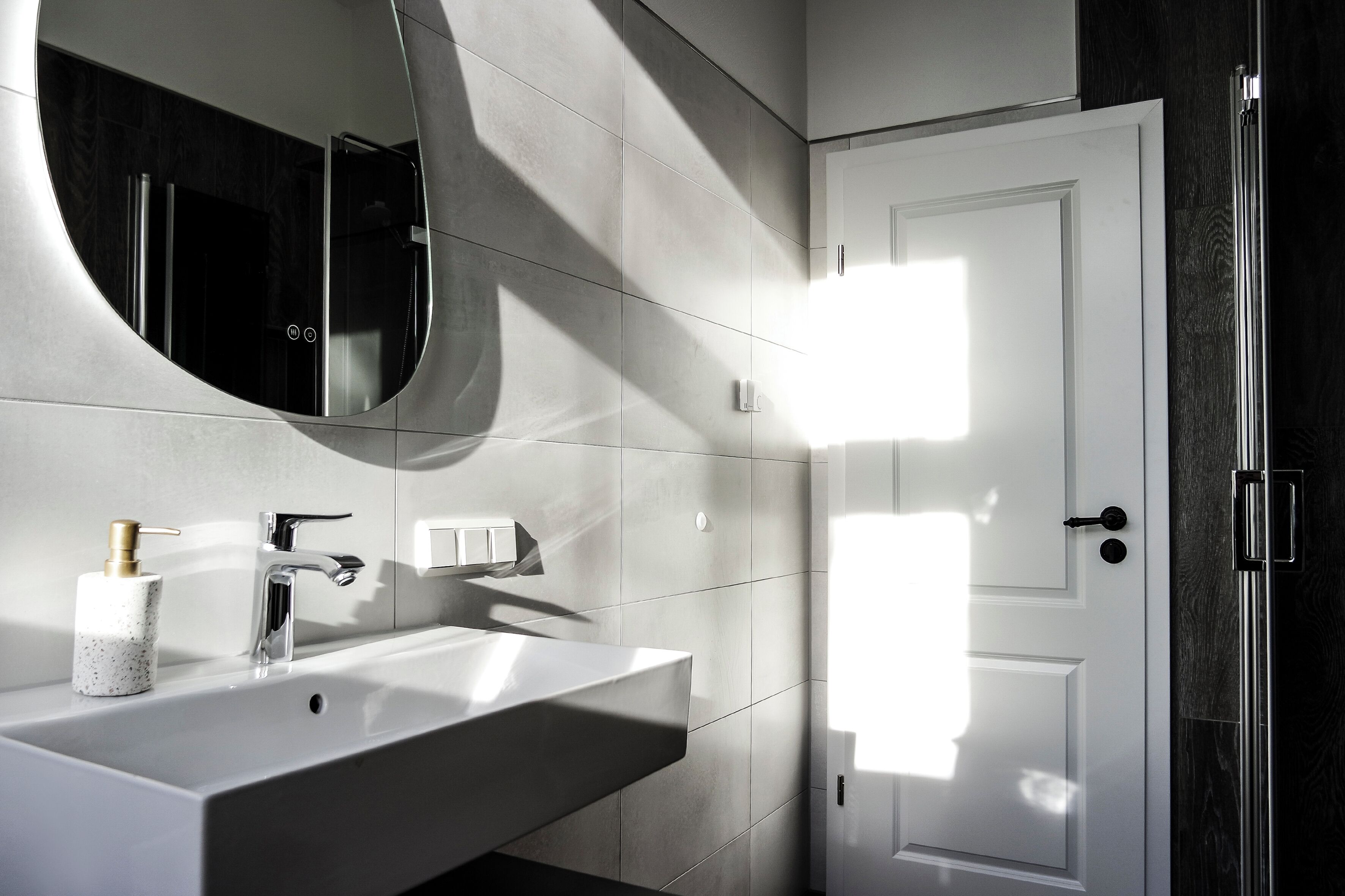 Douche, sèche-cheveux, serviettes fournies, savon