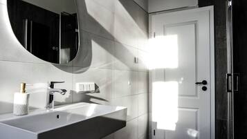 Douche, sĂšche-cheveux, serviettes fournies, savon