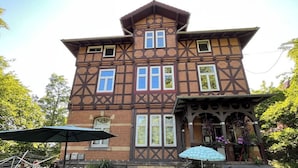 Edifici de dues plantes amb façana de tipus Tudor, que destaca per l'estructura de fusta a la vista i la maó.