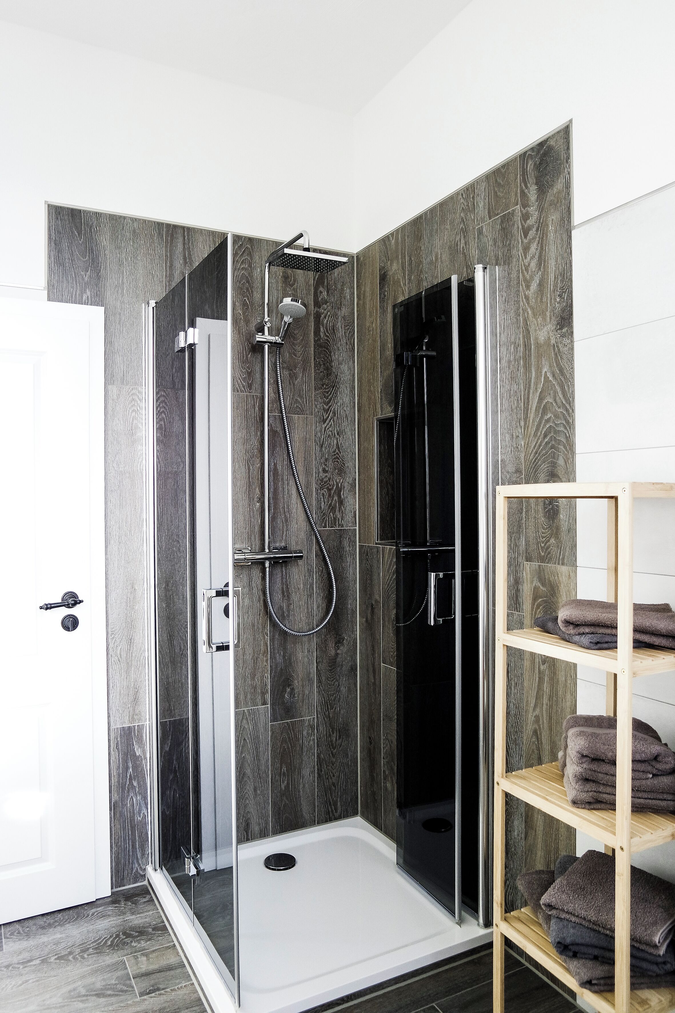 Douche, sèche-cheveux, serviettes fournies, savon