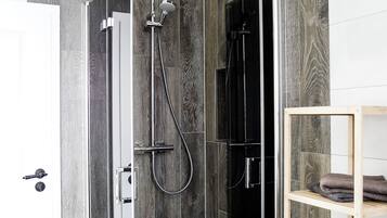 Douche, sĂšche-cheveux, serviettes fournies, savon