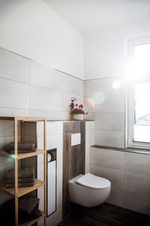 Shower, hair dryer, towels, soap - Vacation apartment in Suhl - Wilhelminian style villa (Suhl)