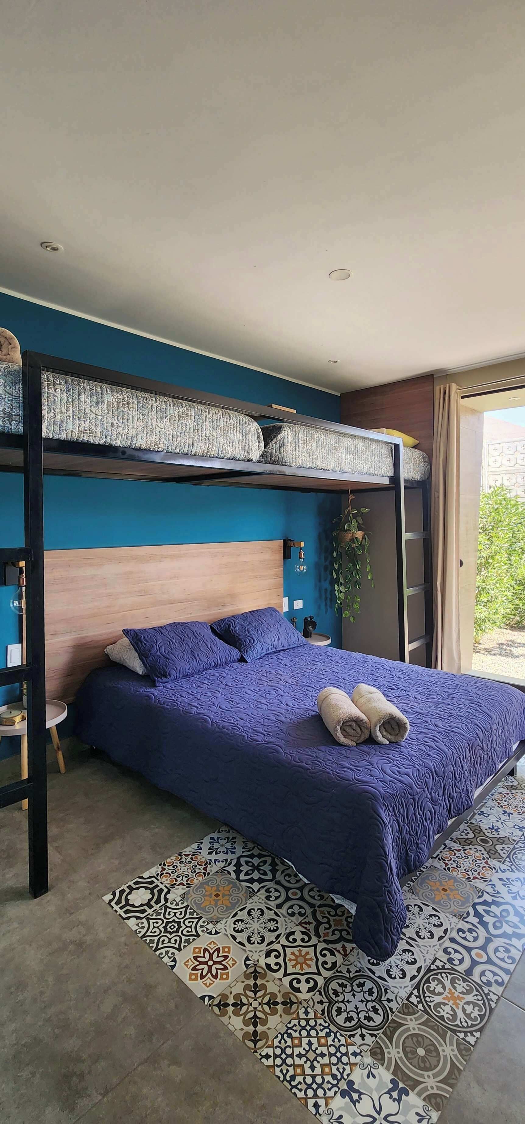 Työpöytä, silitysrauta/-lauta, Wi-Fi, vuodevaatteet