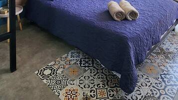 Työpöytä, silitysrauta/-lauta, Wi-Fi, vuodevaatteet