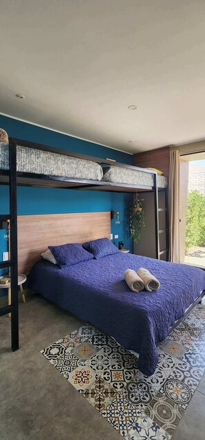 Escritorio, tabla de planchar con plancha, wifi y ropa de cama