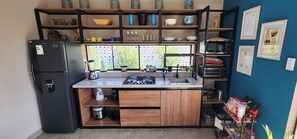 Frigorífico, microondas, horno y placa de cocina