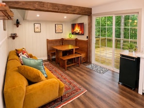 Un salon chaleureux avec un canapé, un banc en bois et une table à manger.
