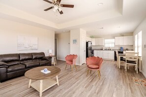 TV - Sunset Bellini - Hot Tub, Golf Cart, Dog Friendly! (Bolivar Peninsula)