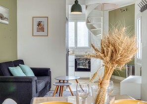 TV, books - Louis, maison de ville en copro (Rouen)