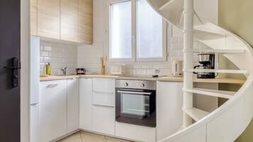 Fridge, oven, stovetop, dishwasher